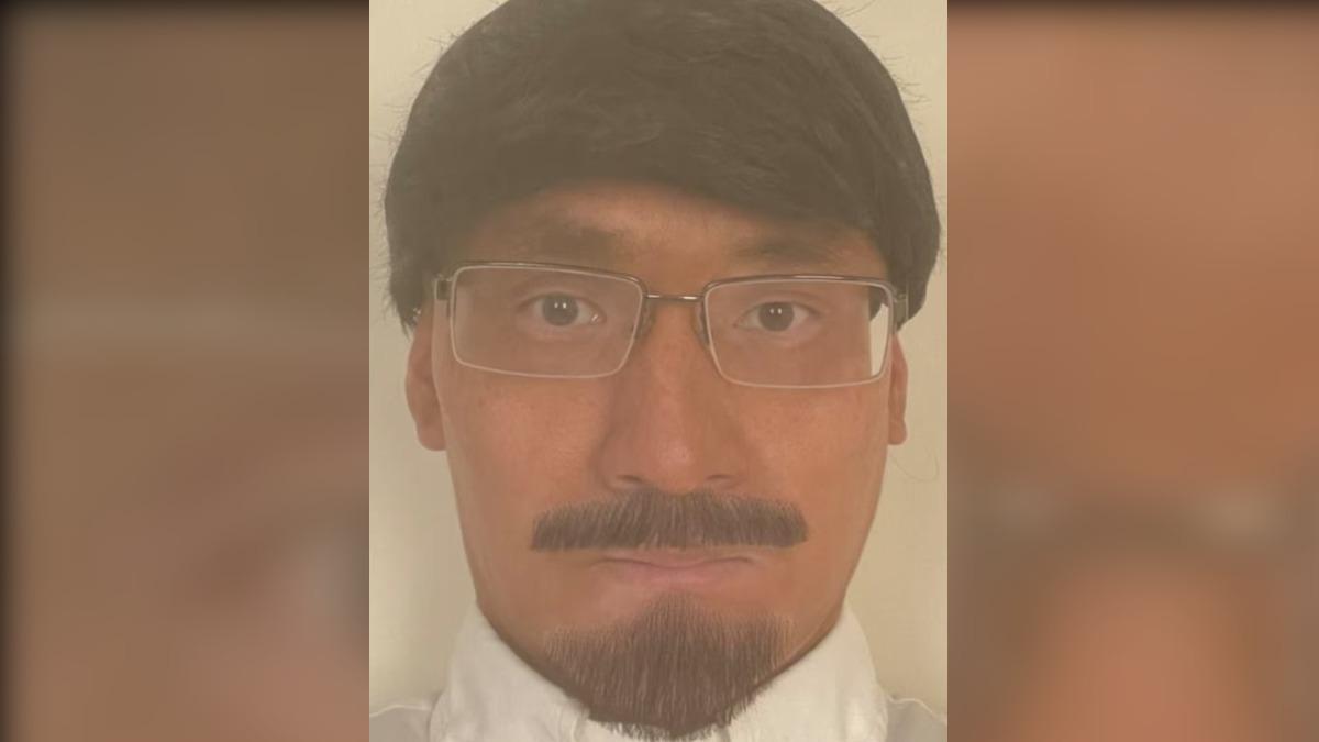 警方在托馬斯家中找到1張名為「拉吉帕特爾」的假證件，上面的大頭照則是托馬斯戴上假髮與假鬍子所拍攝的。（圖／翻攝自YouTube@Daily Record）