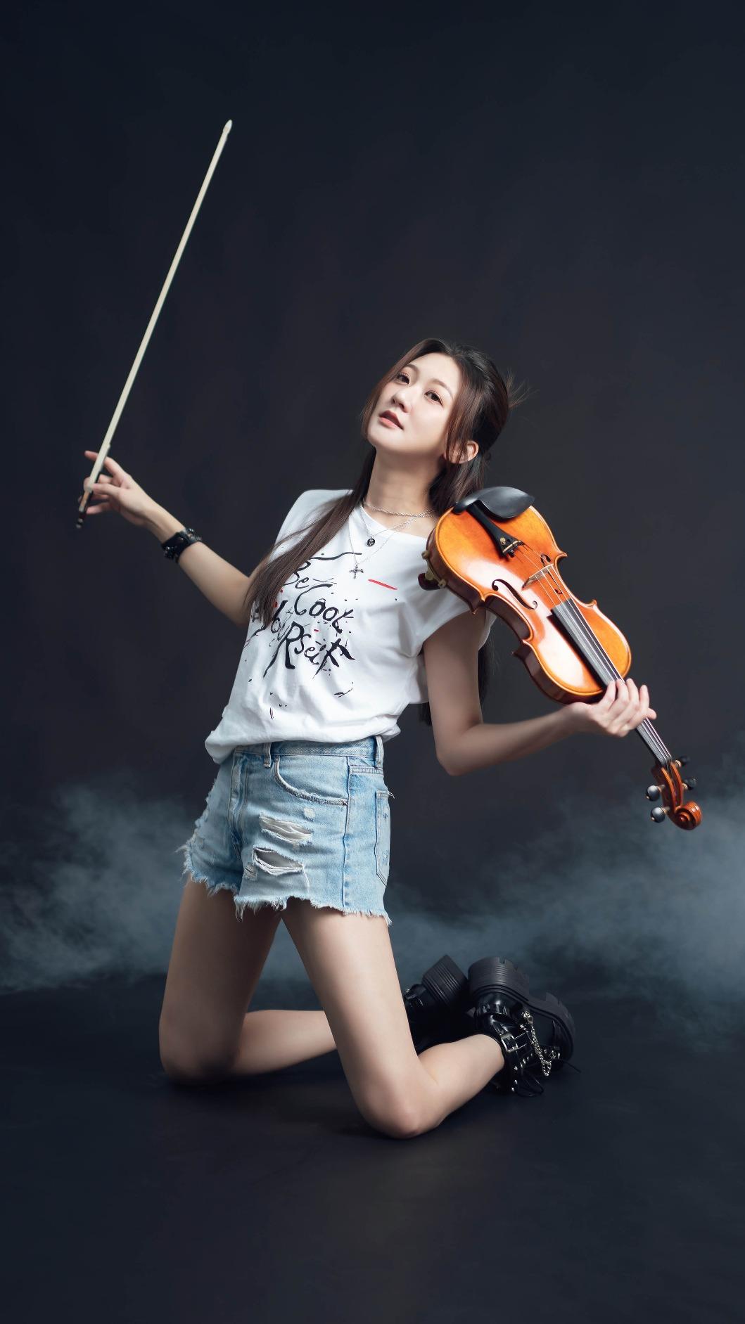 林逸欣表示要一輩子玩音樂。(圖/鑫羽工作室提供)