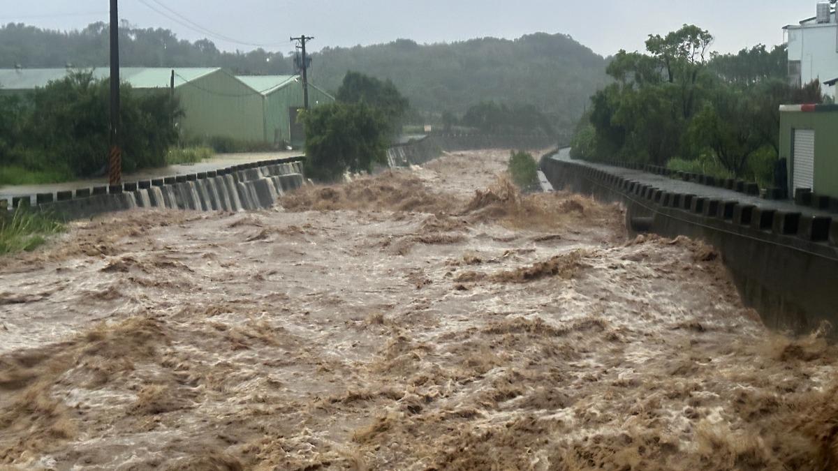 雨彈轟炸!淡水逾400人受困「已撤141人」 新北災情達57件