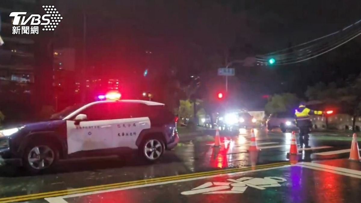 員警疏通交通。(圖/TVBS)