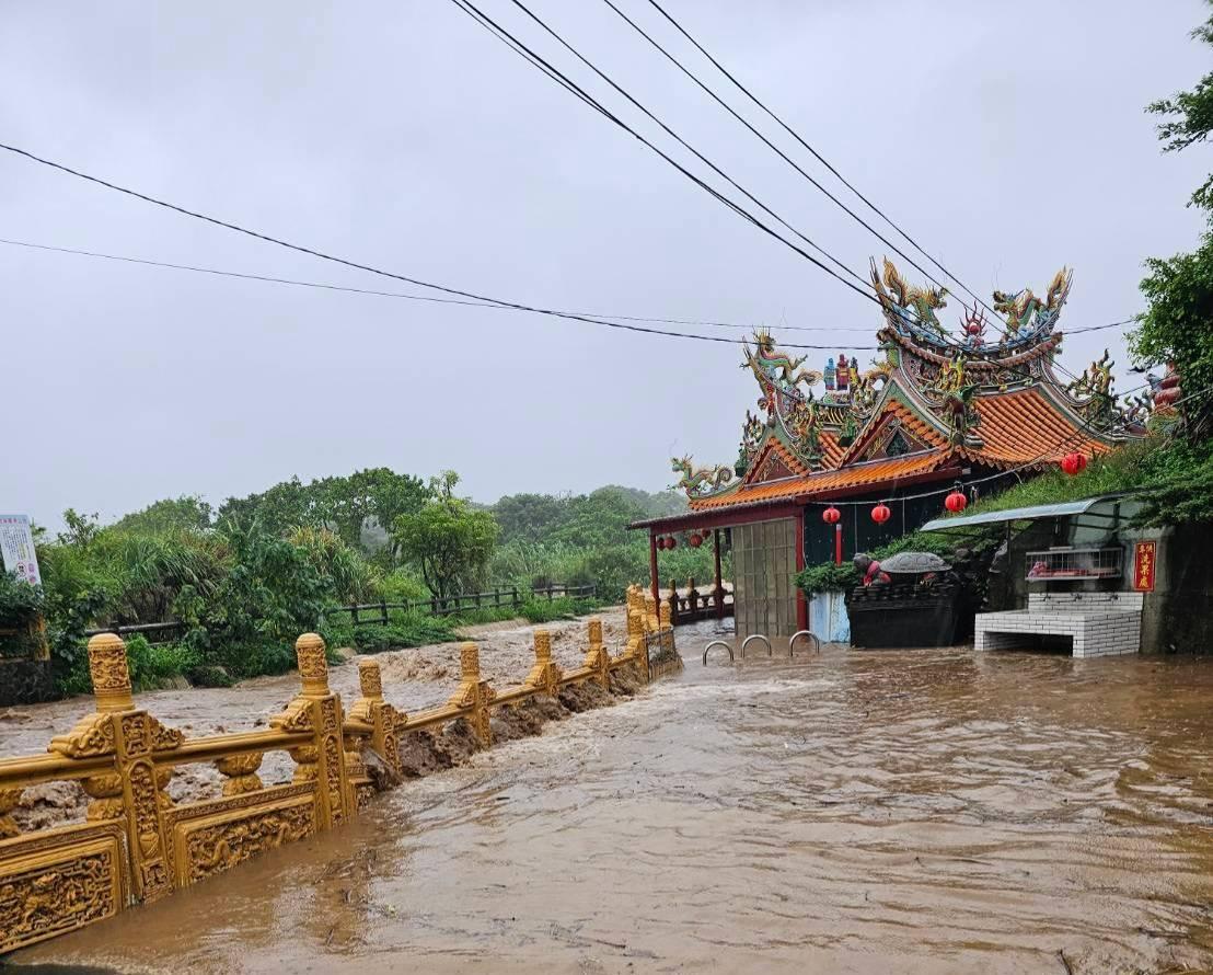 有寺廟快被淹沒。(圖/翻攝自洪孟楷臉書)