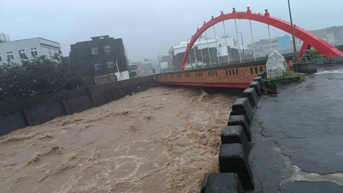 致災雨彈炸新北!三芝八連溪暴漲「疑出現掏空」 黃水淹路面