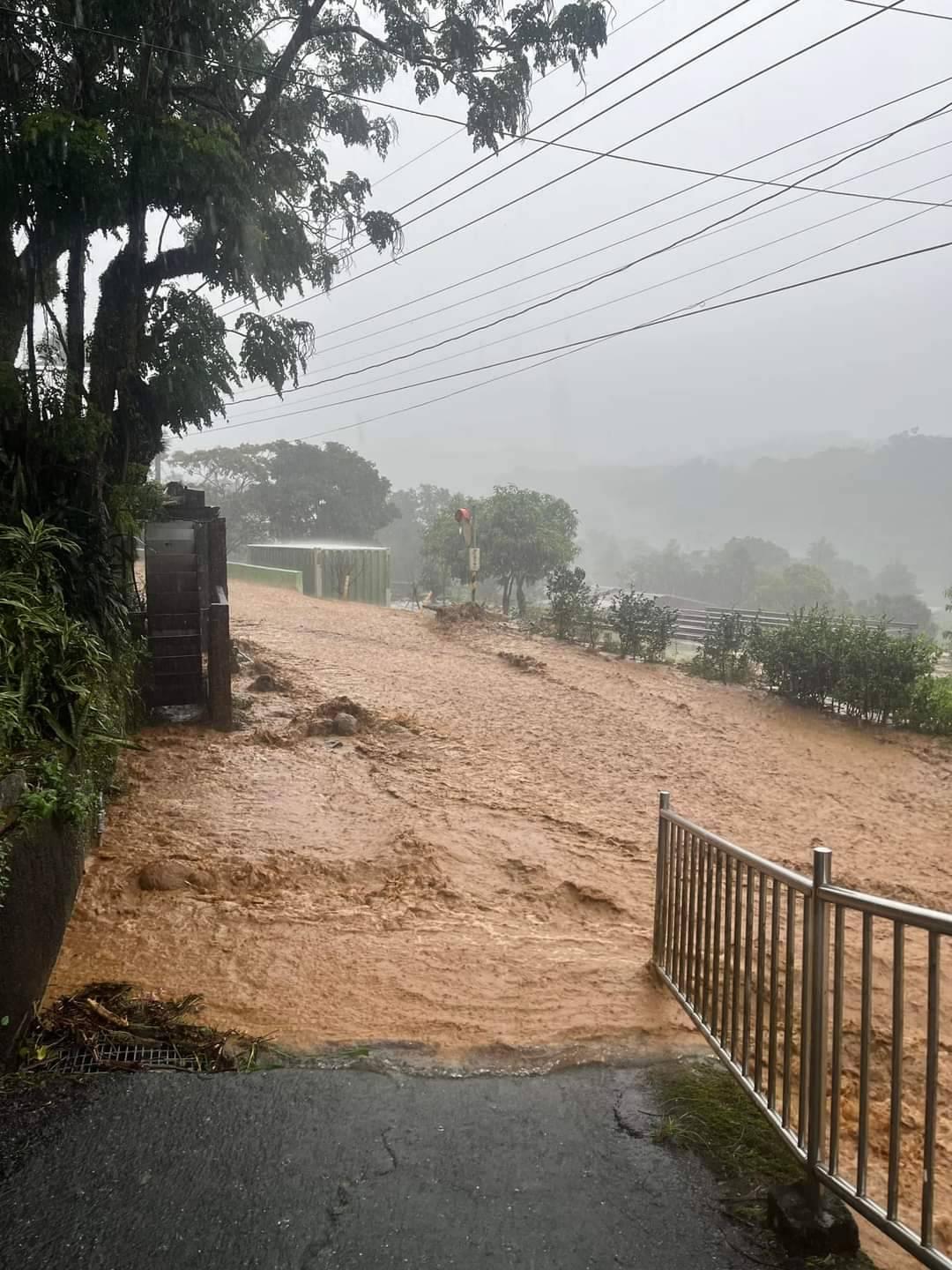 新北地區豪大雨不斷,路面嚴重積淹水。(圖/翻攝自洪孟楷臉書)