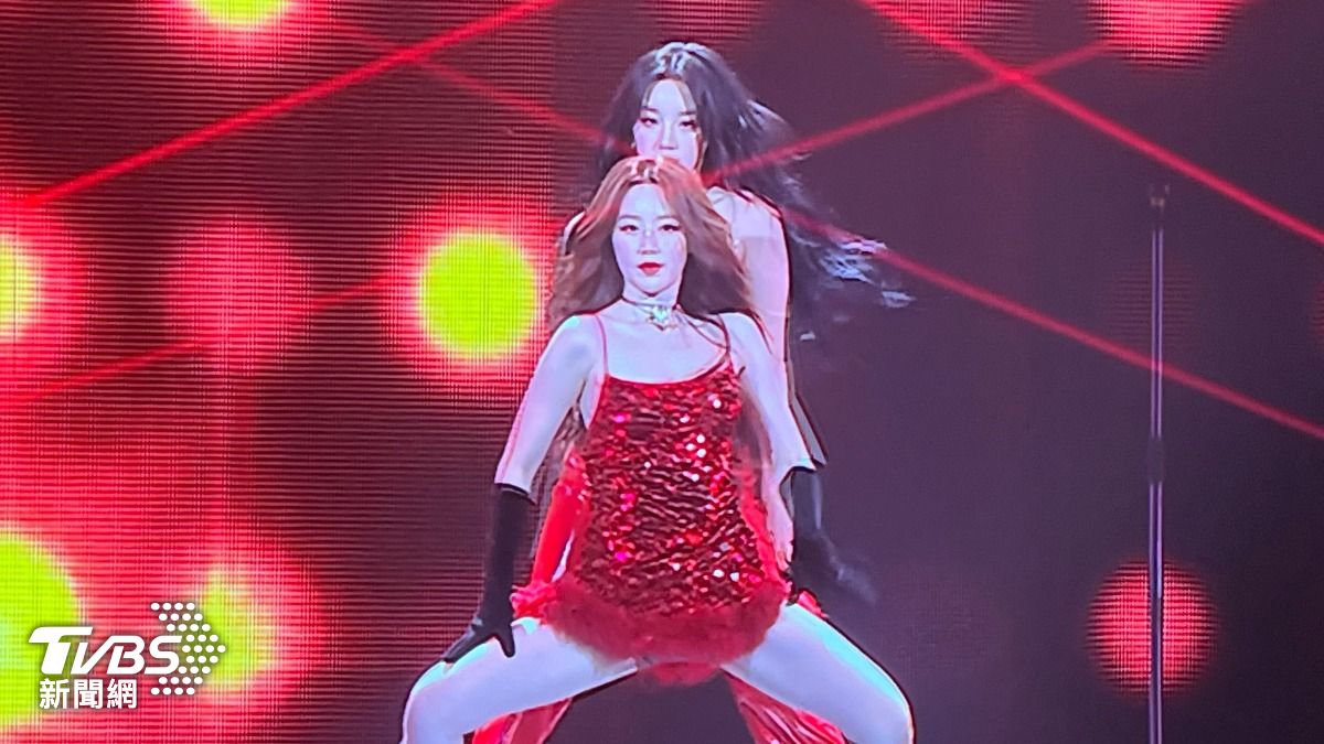 舒華（前）、雨琦翻唱S.H.E的經典歌曲〈Super Star〉。（圖／讀者提供）