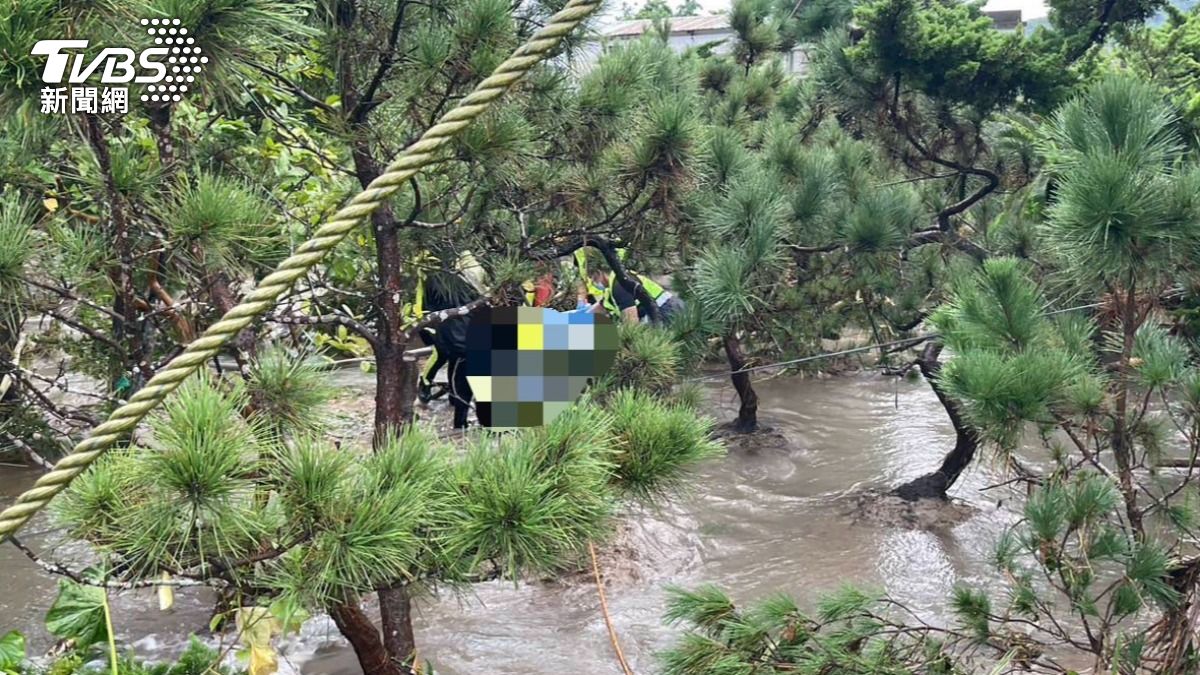 警消人員於溪水中將遺體搬運上岸。(圖/TVBS)