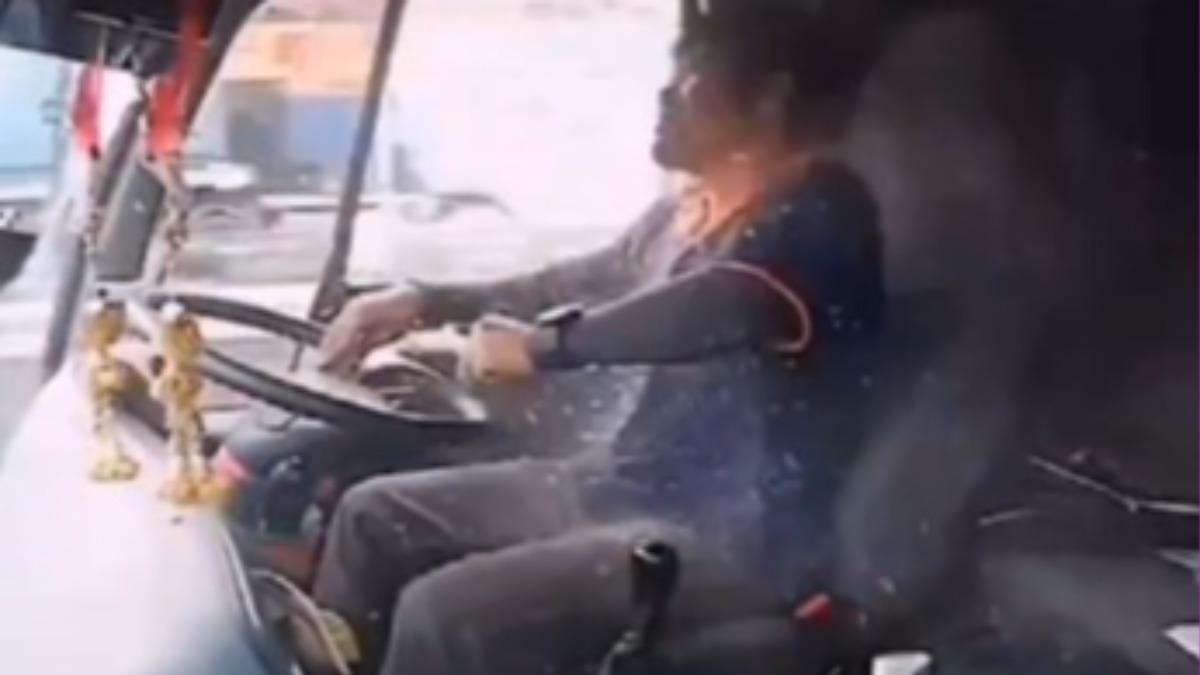 車內的記錄器拍到突然有金屬碎片瞬間擊破車窗,下秒更連同玻璃碎片一起擊中烏塔蓬的胸部和頭部。(圖/翻攝自X@lamanoconpelos1)