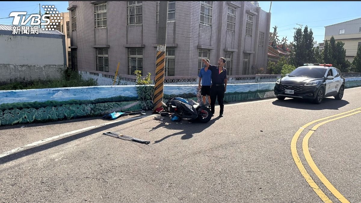 警消根據機車撞擊位置及現場民眾供述研判,陳男應該是掉在「未加蓋的水溝」。(圖/TVBS)