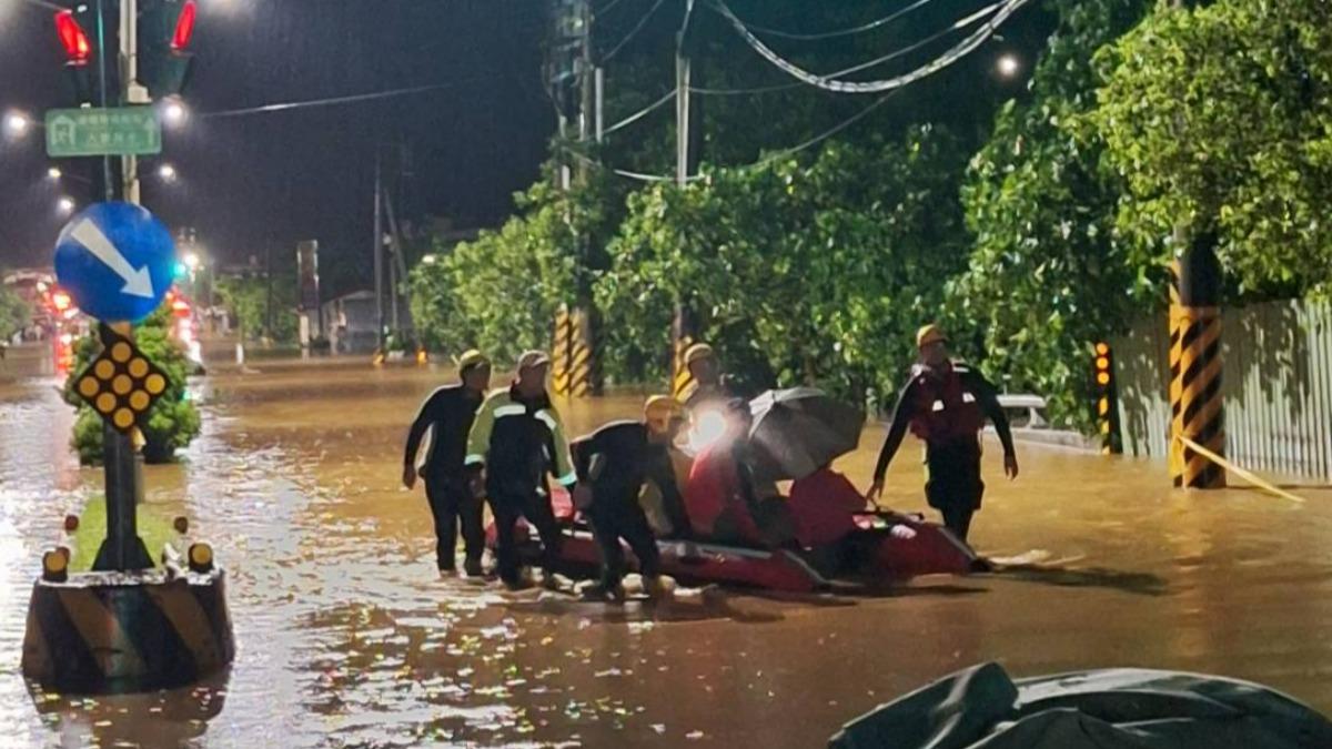 金山暴雨台大分院醫護慘受困!搭橡皮艇也要值班 背後原因感動全網