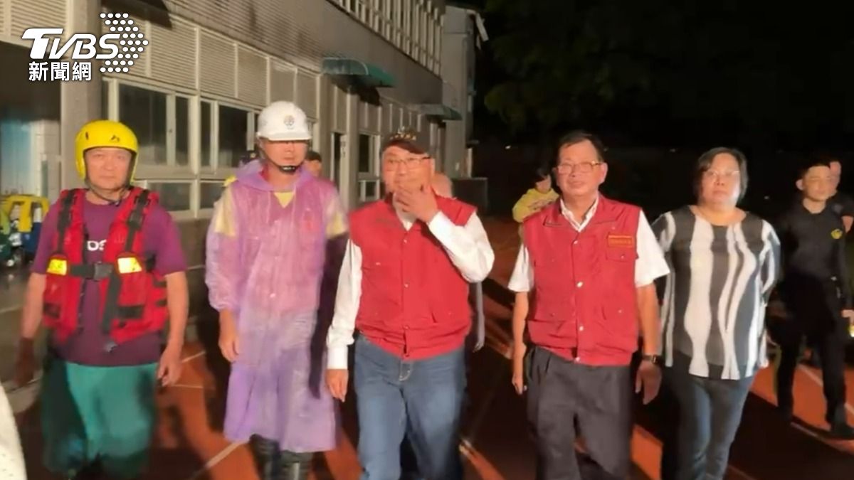 侯友宜深夜到中角國小視察。(圖/TVBS)