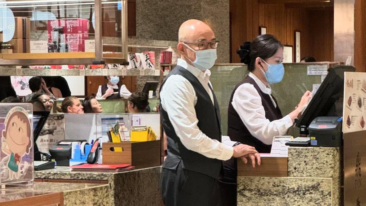 鼎泰豐用餐!驚見「董事長」幫抽號碼牌 前員工曝真相