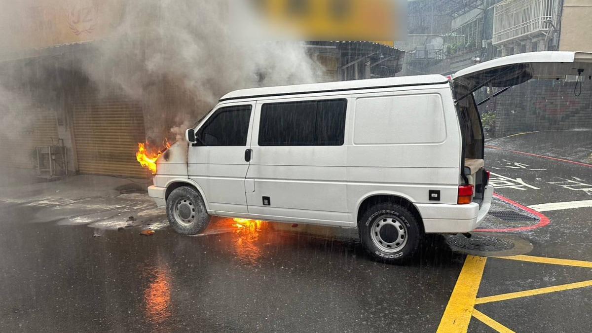 鳳小岳車子發生火燒車。(圖/民眾提供)