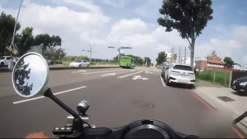 警方於經貿五路攔查一台違規左轉公車。（圖／TVBS）