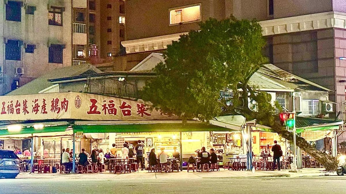 高雄老字號台菜店遭樹砸!深夜無懼點燈仍湧客 網驚:用命在吃