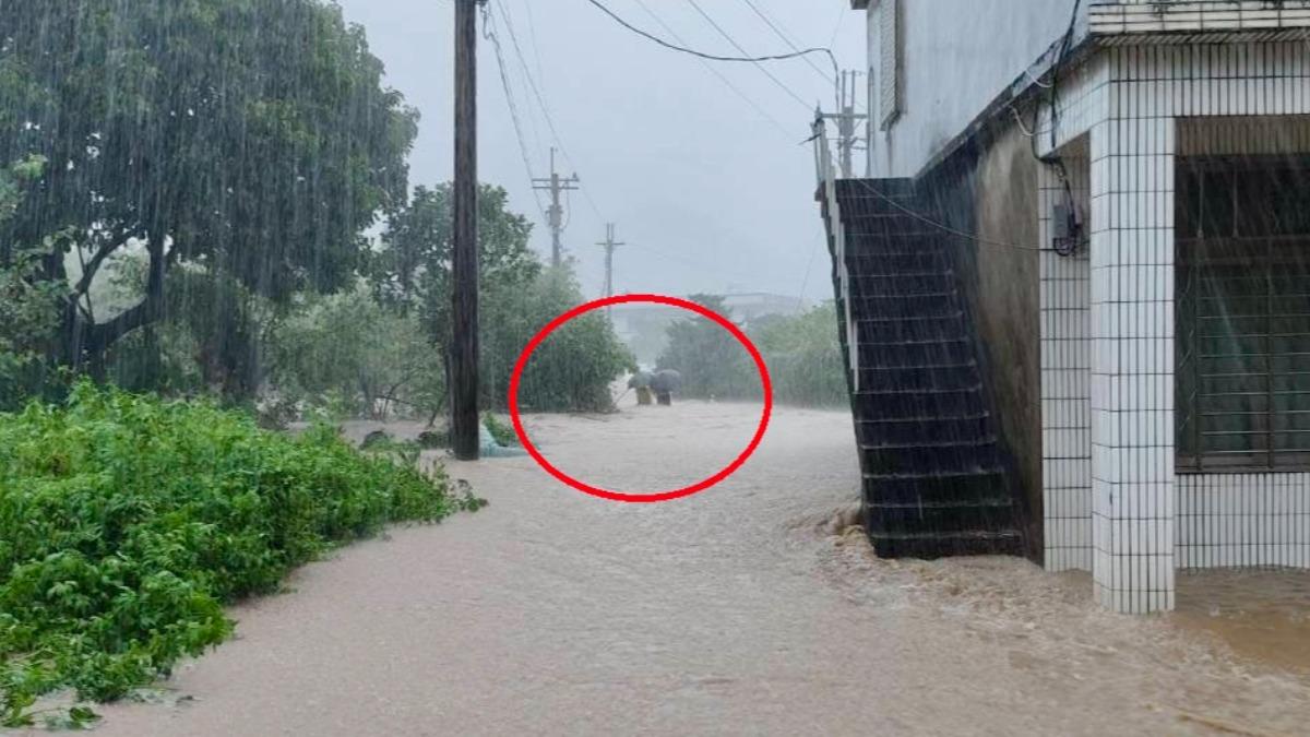 太虐心!金山地瓜農夫妻「偕手撐傘」最後身影曝 水深及腰不幸雙亡
