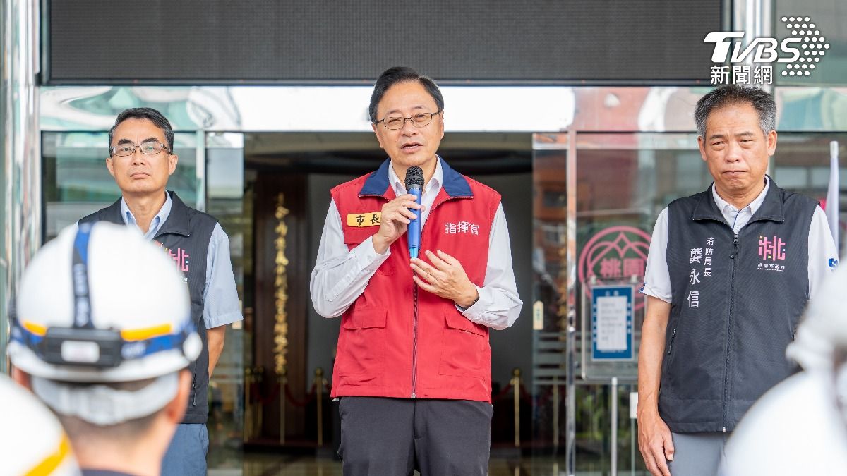 桃園市政府調派工務局養工處及環管處共22輛機具及25名人力,前往基隆支援救災任務。(圖/桃園市府提供)