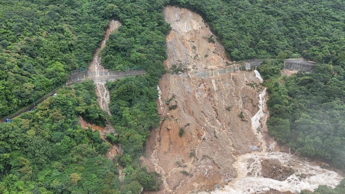 雨炸北海岸!「陽金公路八煙段」坍方受阻 估下午4時搶通單線