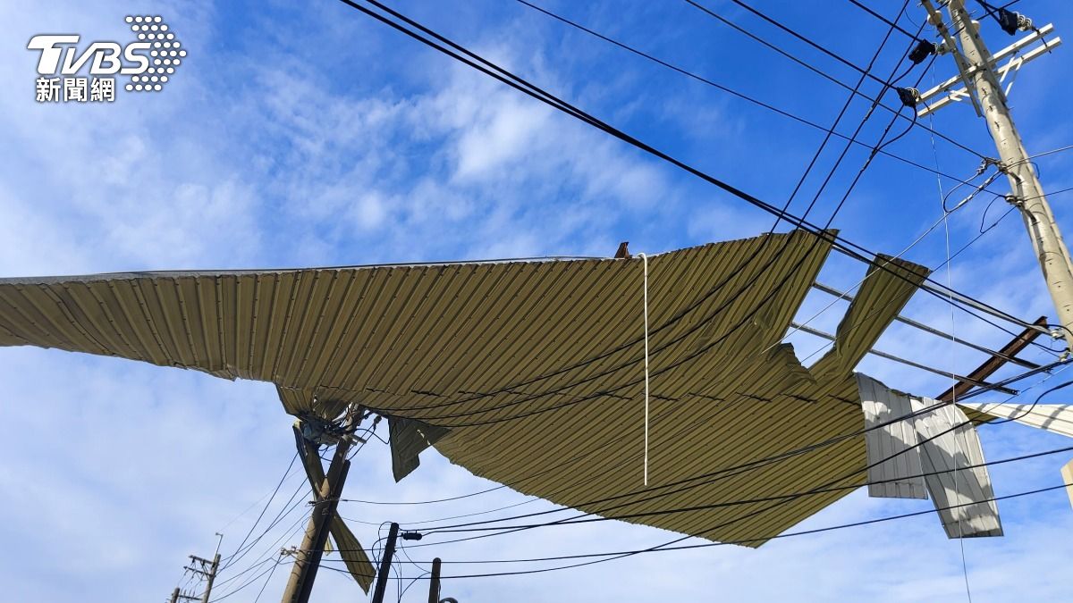 台電啟動跨區支援,台南區處支援林園區搶修鐵皮壓斷電線。(圖/TVBS)