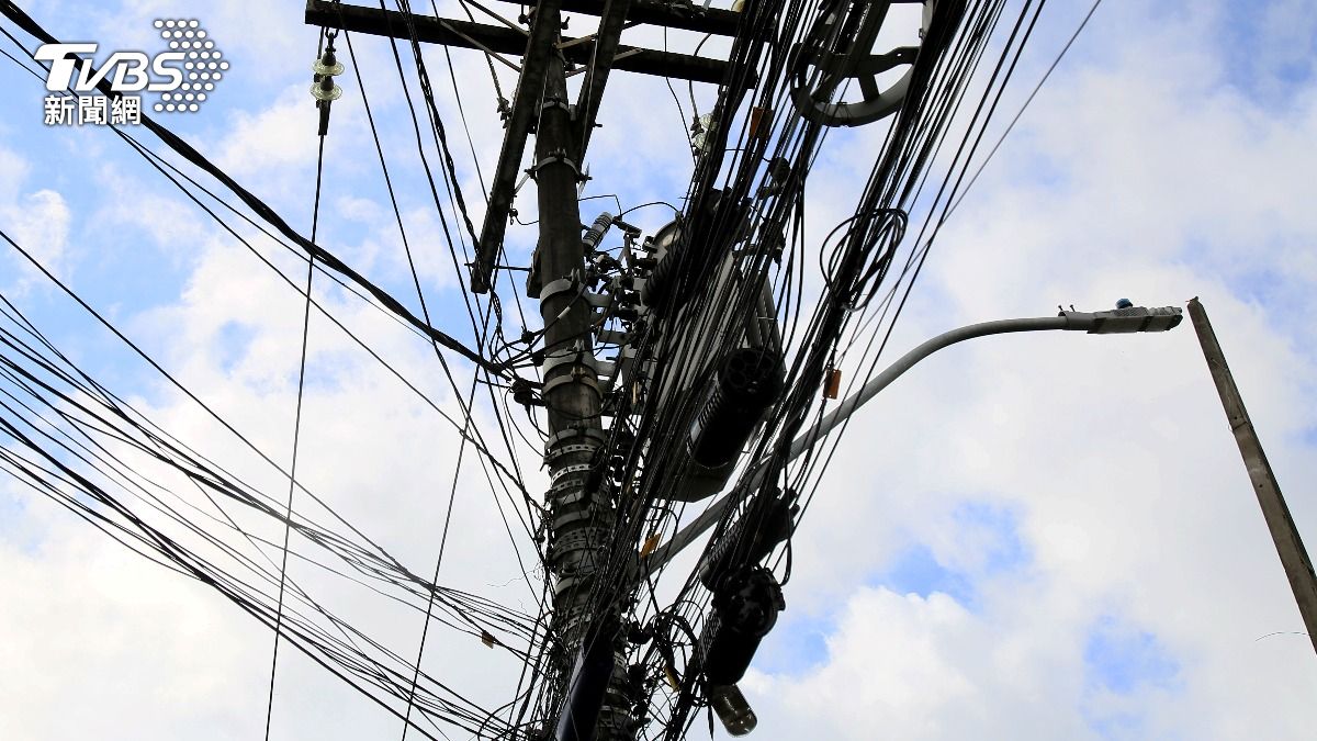 搶修電線桿爆意外!泰籍工人被電焦 暈死掛半空「全身冒煙」