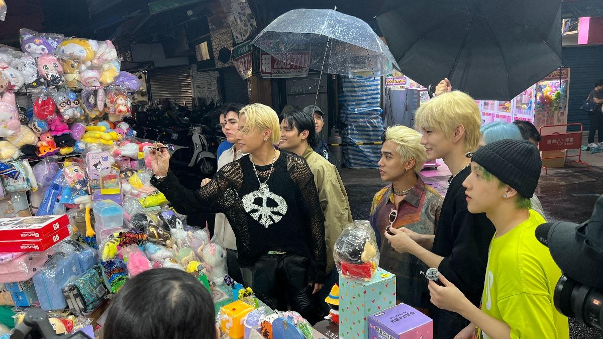品嚐美食之外,SB19也體驗了經典夜市遊戲,玩得不亦樂乎(圖/踢帕娛樂)