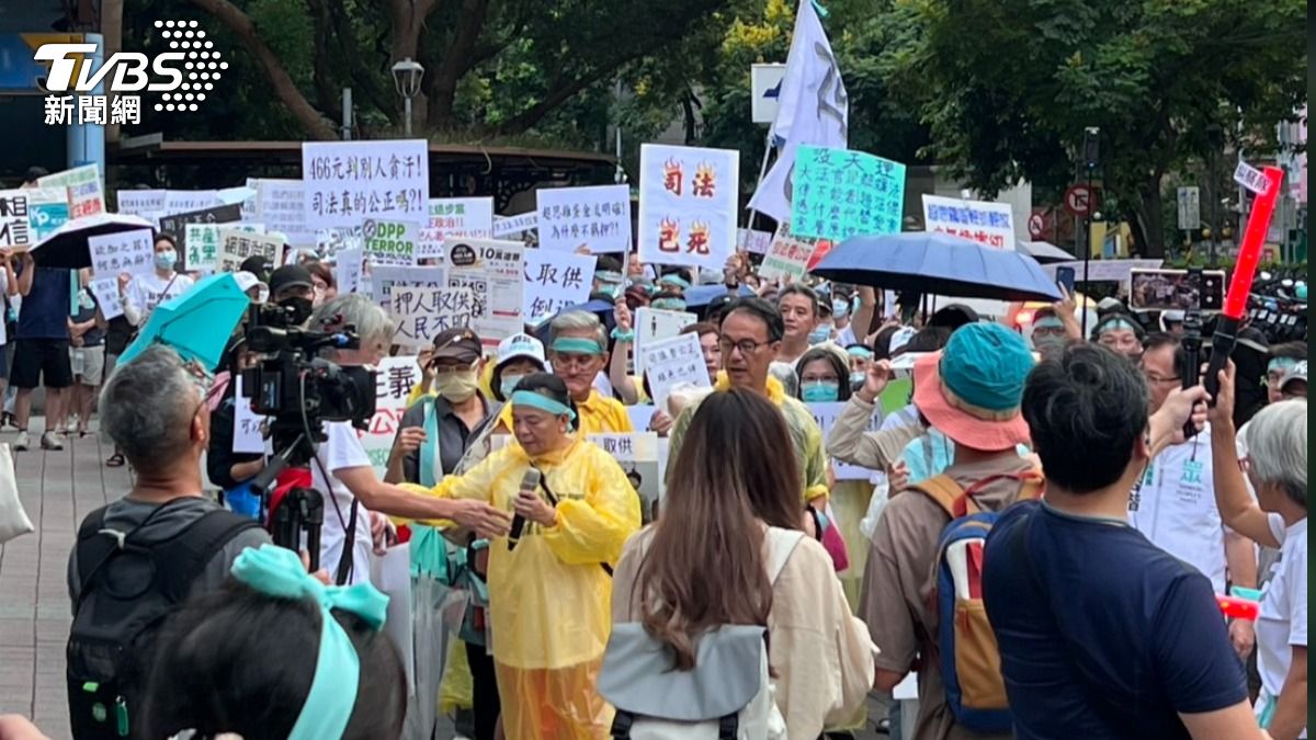 土城「鐵草集結」挺柯文哲遊行登場 警:「保障合法」滋事絕不寬貸