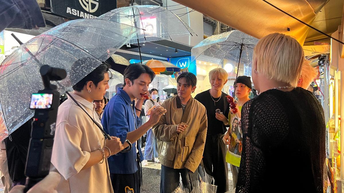 菲律賓大勢男團SB19和原子少年2選手同遊士林夜市(圖/踢帕娛樂)