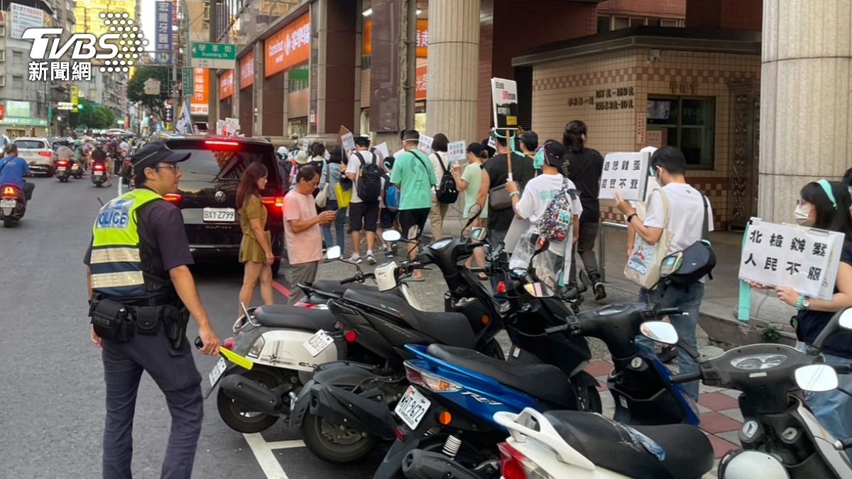 土城警方全程監控避免民眾滋事。（圖／TVBS）