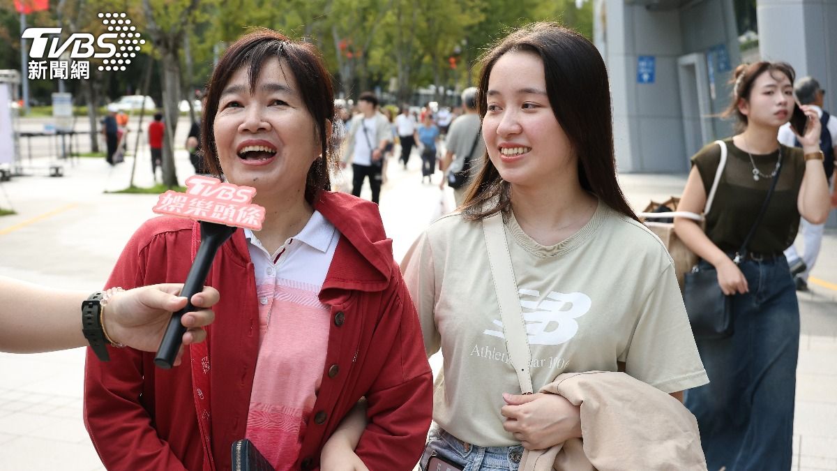 女兒孝順幫媽媽搶票。 (圖/張哲鳴攝)