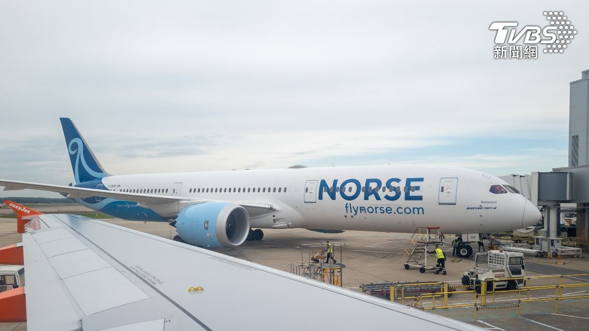 紐約機場驚魂！2機險「跑道上相撞」　機長急剎閃避