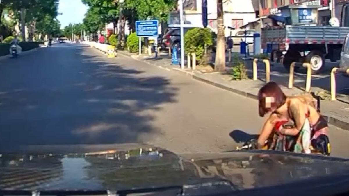 長裙衰捲腳踏車輪!衣裂兩半洩春光 短髮妹「彈出見客」裸蹲地