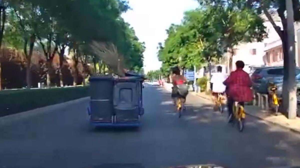 短髮女子原本悠哉地騎著腳踏車。（圖／翻攝自@八目共賞長安花　微博）