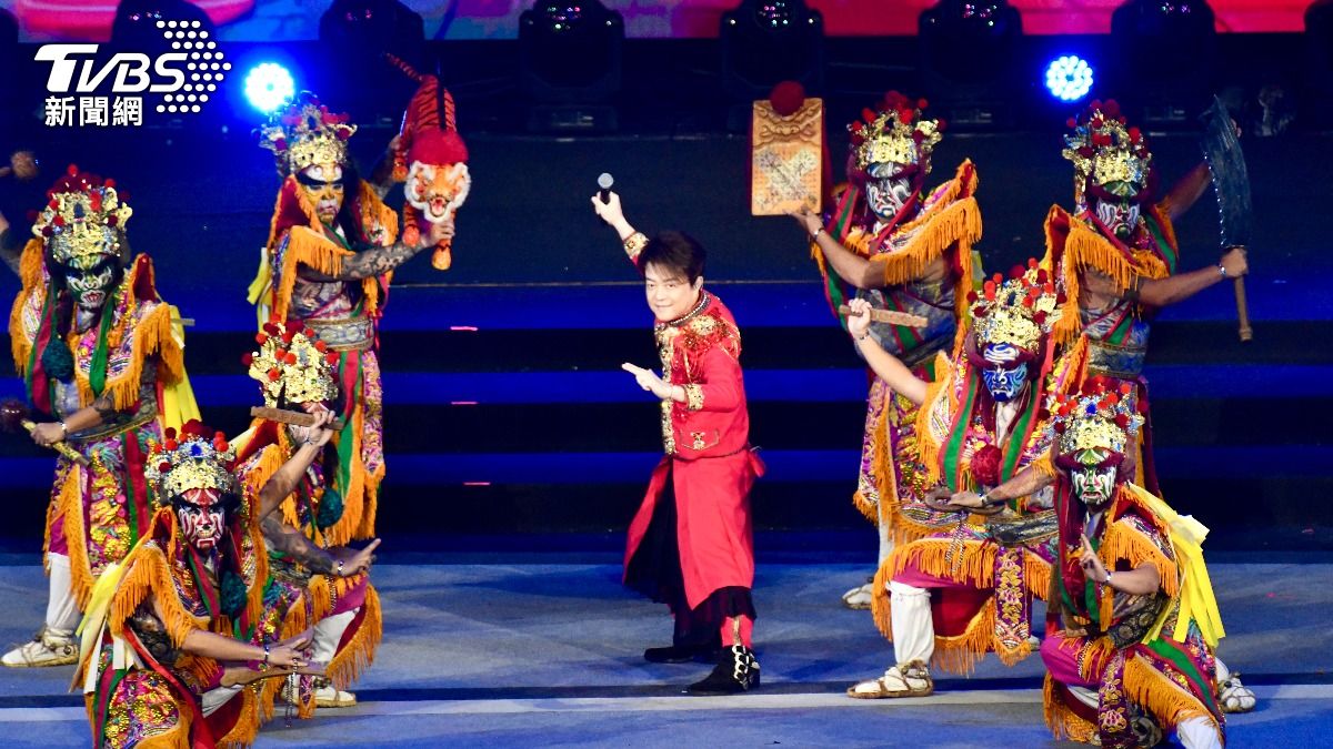翁立友獻唱夯曲。(圖/胡瑞麒攝)
