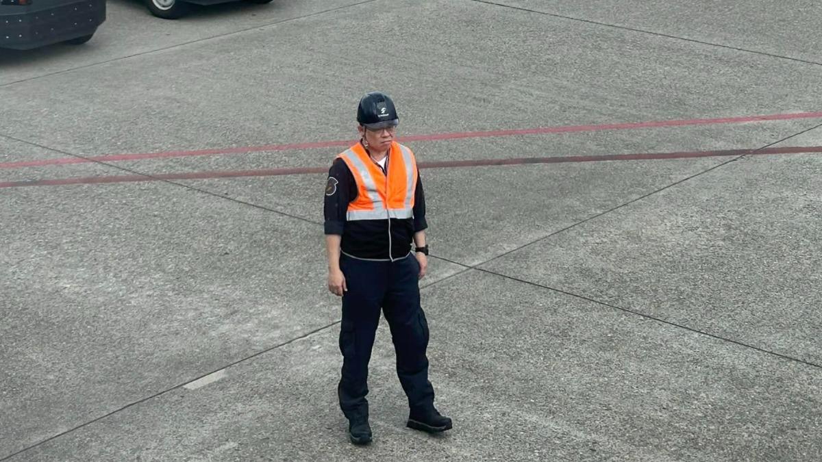 認真的男人最帥!張國煒颱風天「化身地勤」插腰緊盯班機 網讚爆