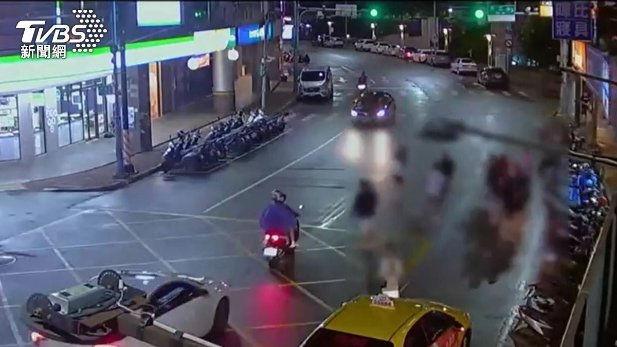 搶搭計程車!新北8男KTV外打到路中央 下場全進警局