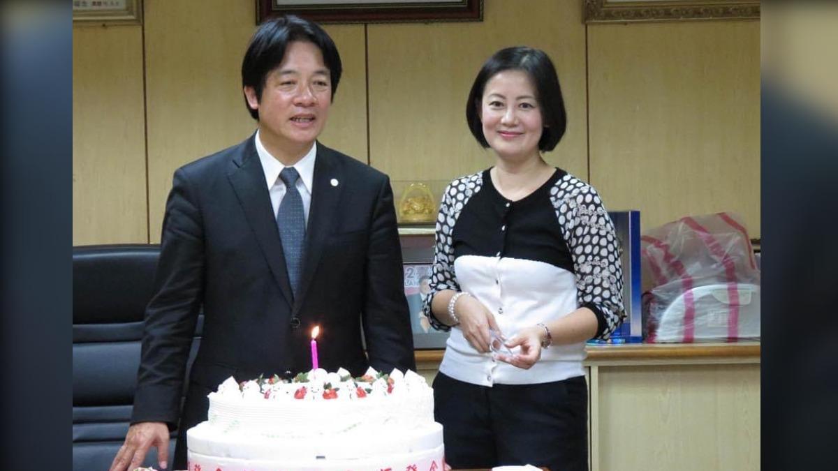 吳思瑤貼出過去幫賴清德慶生的照片。(圖/翻攝自吳思瑤threads)