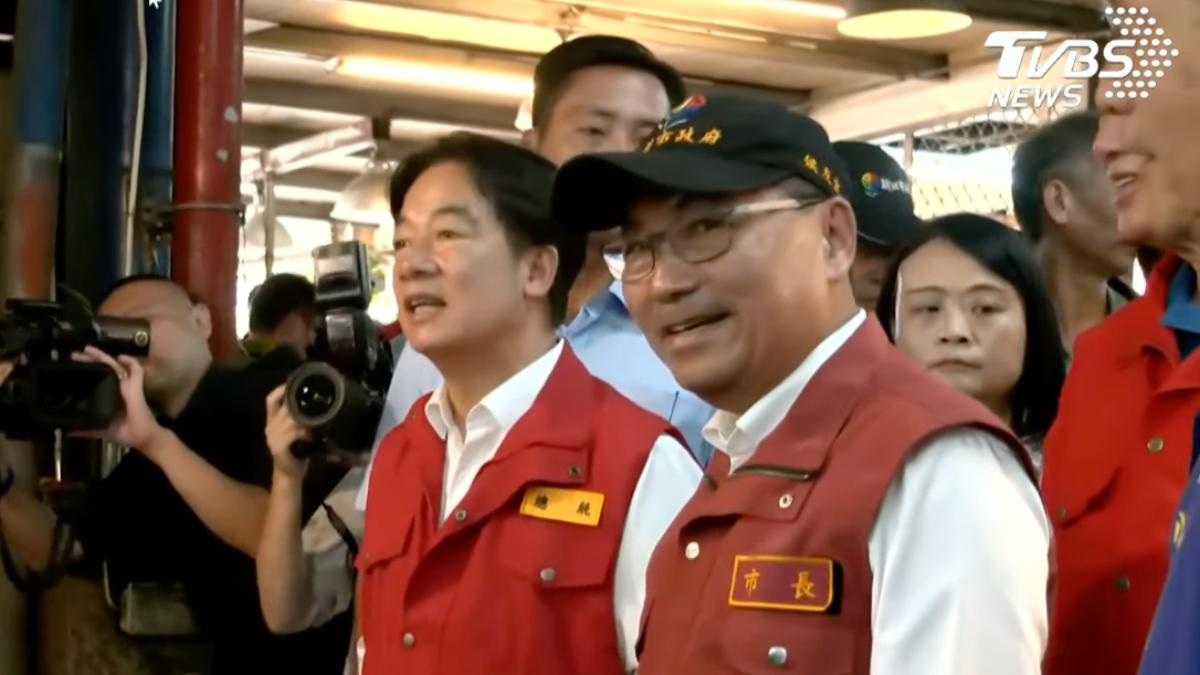 總統賴清德和新北市長侯友宜一同到金山老街勘災。(圖/TVBS)