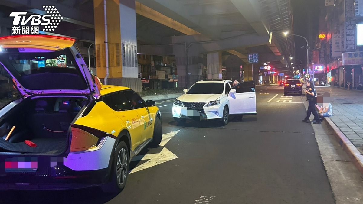 休旅車逆向行駛撞上計程車。（圖／TVBS）