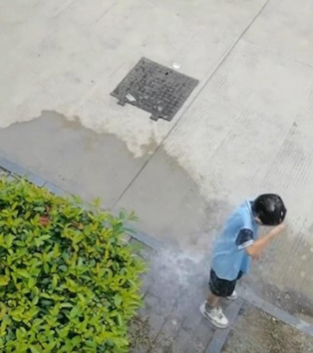男童於學校3樓潑水淋同學,母以同樣方式「教育」惹爭議。(圖/翻攝自抖音)