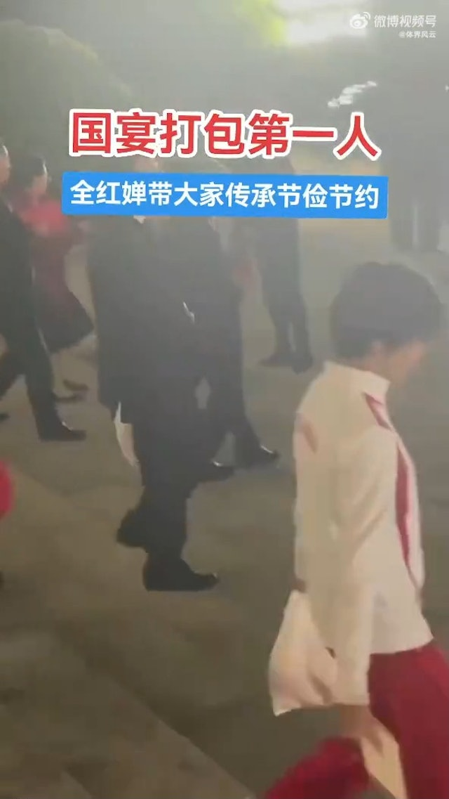 全紅嬋被拍到拿著塑膠袋和便當盒。(圖/翻攝自微博)