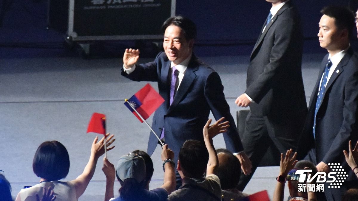 小英去年「冒雨坐台下」!賴快閃國慶晚會惹議 他:疑對現場很感冒