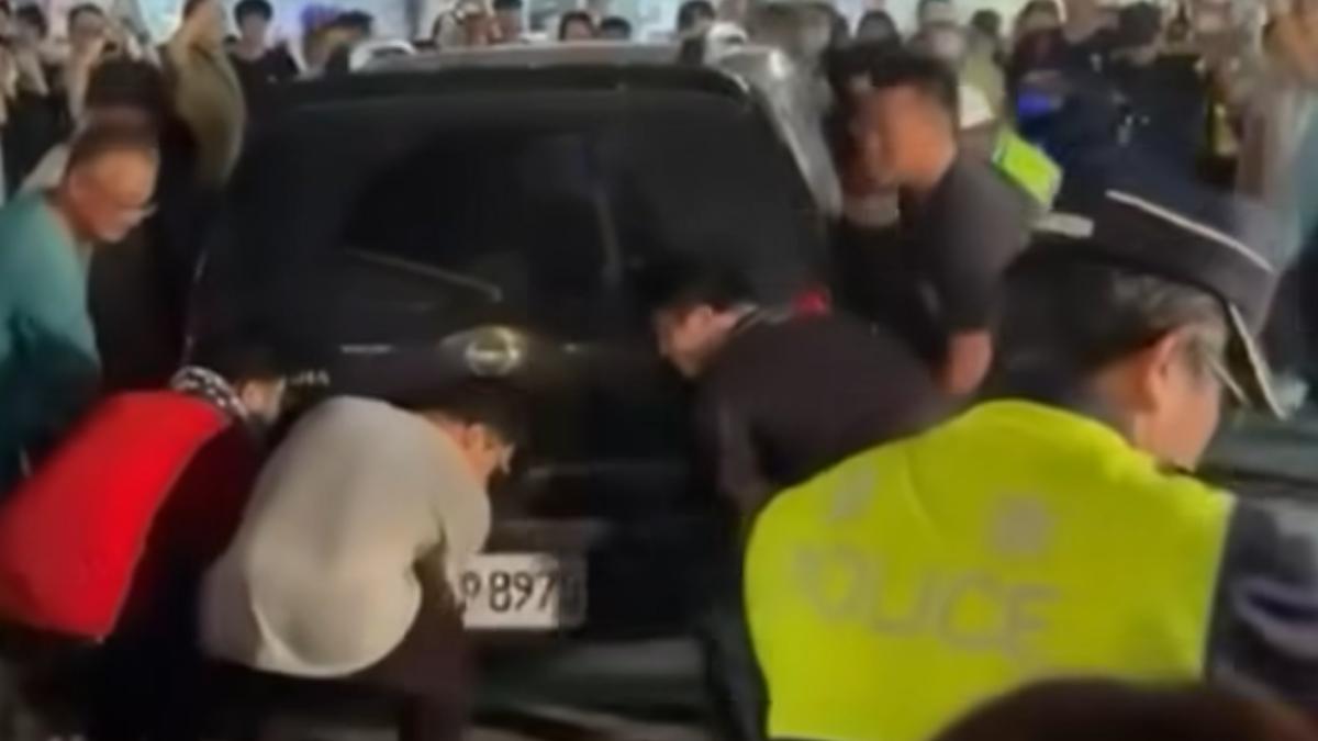 迎王路不可擋!東港信眾神功護體「徒手扛車」網:快來高雄搬樹