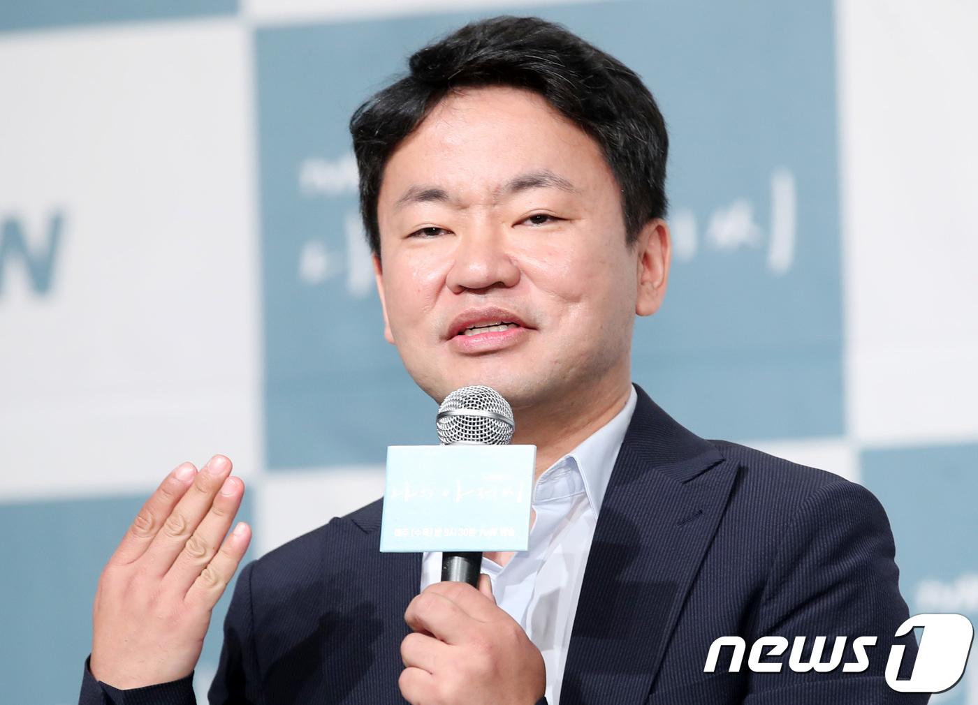 《我的大叔》導演金元錫力挺李善均。(圖/news1提供)