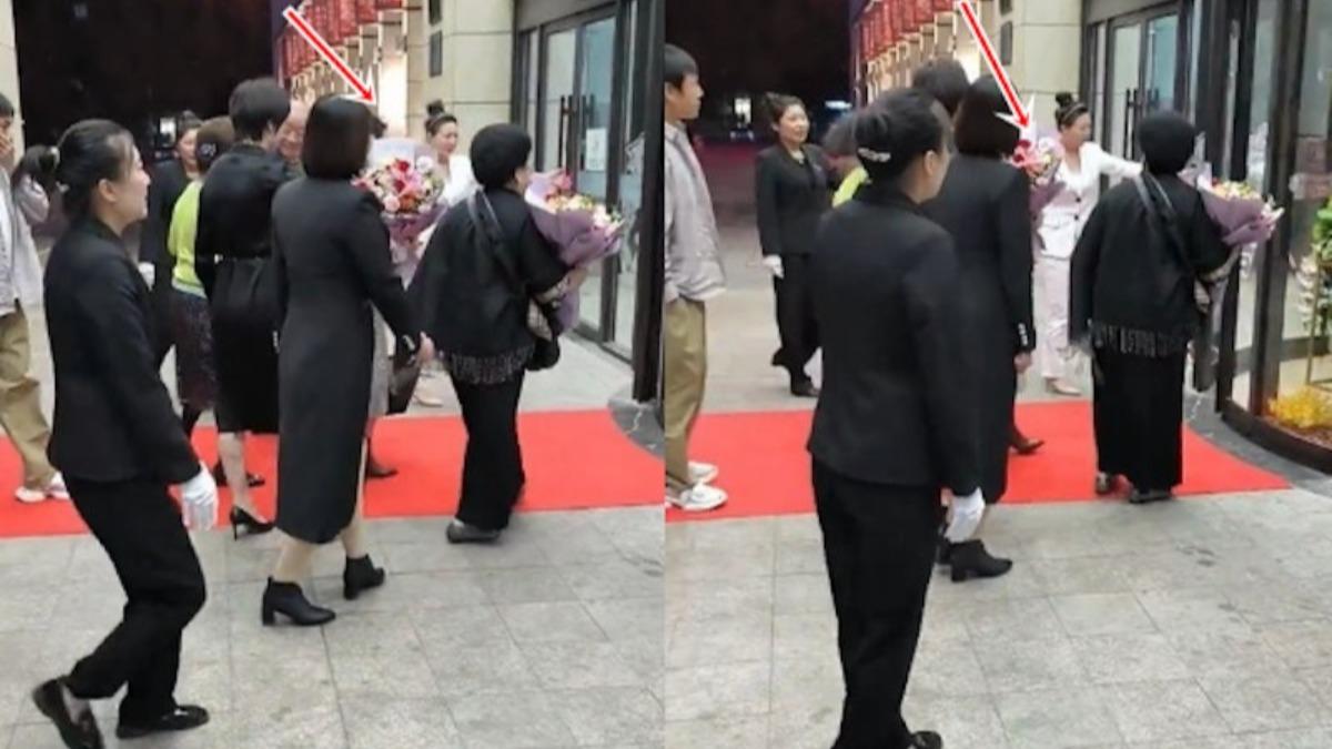 伊能靜禮貌的走在奶奶後面。(圖/翻攝自微博)