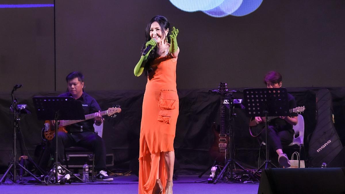 于台煙橘色禮服演唱金曲〈我情願+想你的夜〉、〈偶然組曲〉與成名曲〈化裝舞會〉。(圖/瑞揚創意提供)