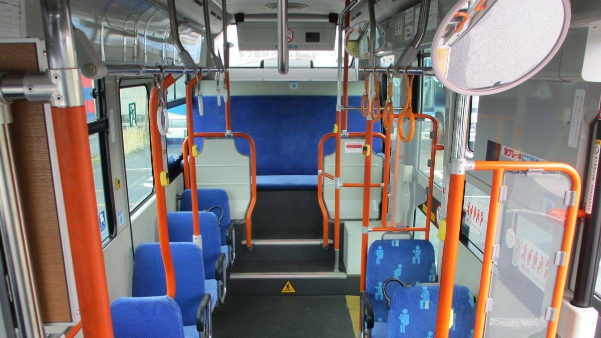 公車的目的地顯示器、下車鈴,及公車站牌路線圖也都是回禮。(圖/翻攝自X @kawasaki_pr)