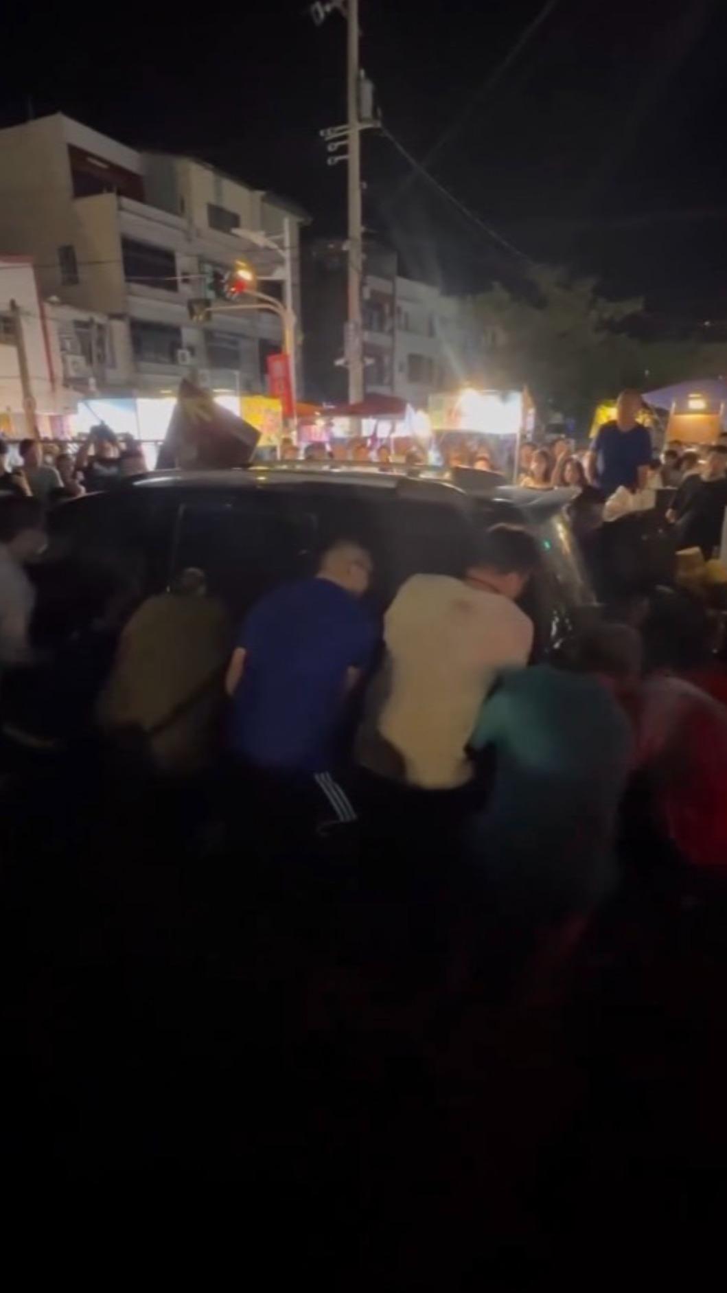轎車最終被移至路旁。(圖/翻攝自爆料公社)