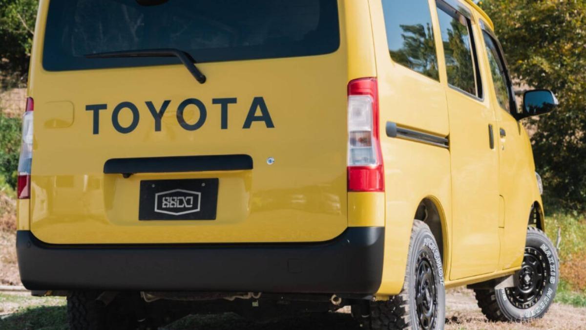 車尾的Toyota字樣則是汲取自Hilux。(圖/Papa Mama Cars提供)