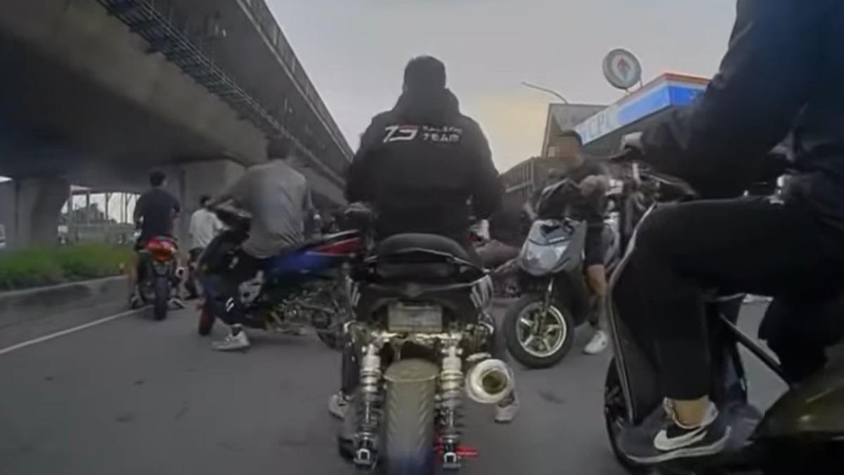 目無法紀!桃園西濱公路「猴群」競速飆車 警到場都跑了