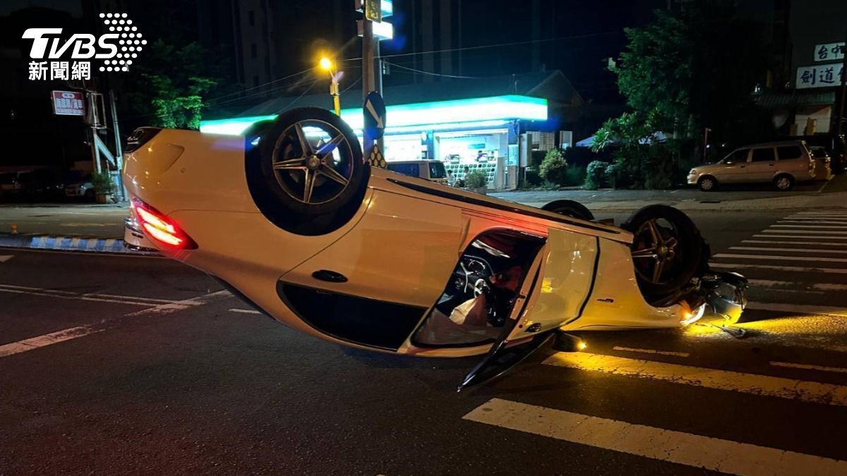 賓士車自撞安全島。（圖／TVBS）