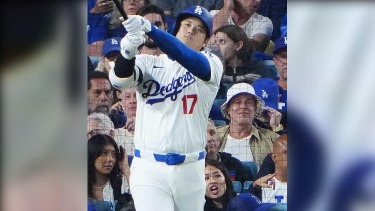 大谷在熱身、揮棒時,背後的觀眾裡有個熟悉身影,竟然是知名影星布萊德彼特。(圖/翻攝自X@shoheisaveus)
