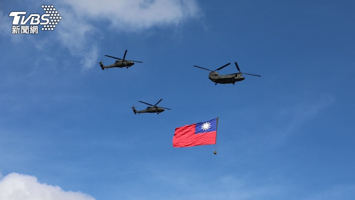 多圖/國慶預演登場!CH-47掛國旗飛總統府上空、憲兵重機操演民眾搶拍